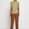 Discount π Anna Field Basic T-shirt - Martini Olive β€οΈ 8 Discount π Anna Field Basic T-shirt - Martini Olive β€οΈ -My Luxe Wardrobe Sales Store 75bc949cc71b4d75ae3b017ea749f1d2