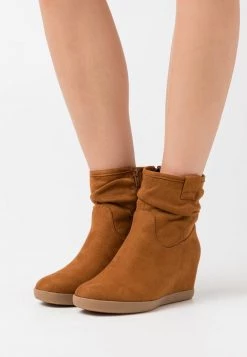 Cheapest ❤️ Anna Field WINTER BOOTIES HAWAI - Wedge Ankle Boots - Cognac 😀